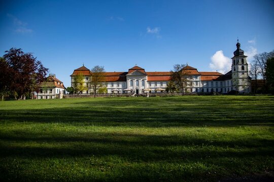  Schlosspark Schloss Fasanerie in Eichenzell bei Fulda Geb&auml;ude aus dem 18. Jahrhundert wird von der Museumsverwaltung als Hessens sch&ouml;nstes Barockschloss bezeichnet und ist f&uuml;r Besucher