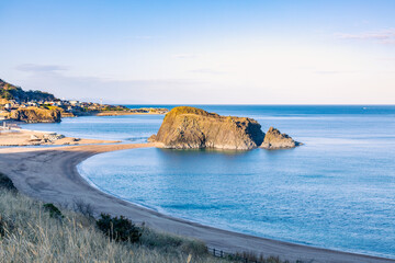 朝日を浴びる立岩