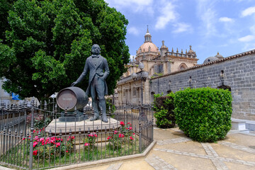 Statue von Manuel Maria Gonzales mit einem Faß Tio Pepe in Jerez De La Frontera