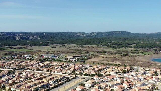 Vue a&eacute;rienne de Gruissan et ses chalets en bois