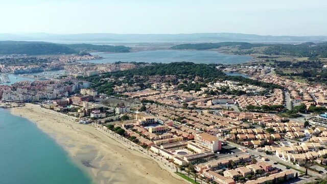 Vue a&eacute;rienne de Gruissan et ses chalets en bois
