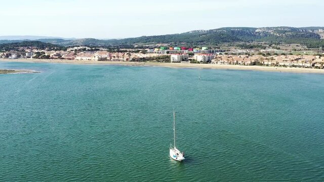 Vue a&eacute;rienne de Gruissan et ses chalets en bois