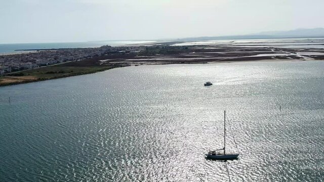 Vue a&eacute;rienne de Gruissan et ses chalets en bois