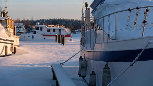 Schiff Boot Damper Flussdampfer Kahn Eisbrecher im Hafen bei Eis und Schnee im Winter in Lahti Mukkula Finnland