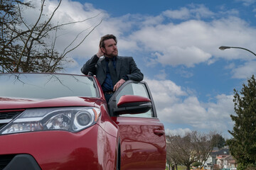 車から身を乗り出すカナダの白人男性