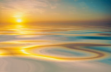 Selbstklebende Fototapete Reflection Goldener Sonnenuntergang oder Sonnenaufgang reflektiert auf ruhigem, glattem Ozean