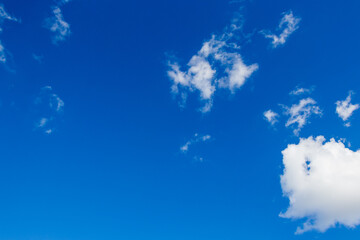 Céu azul com nuvens brancas.
