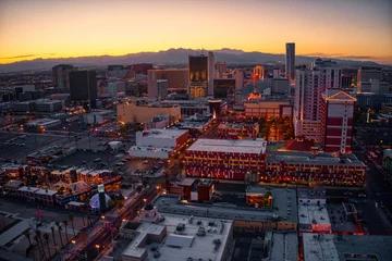Schilderijen op glas Aerial View of Downtown Vegas at Dusk © Jacob