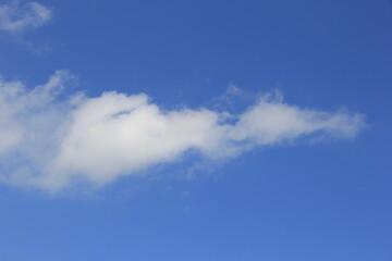爽やかな青空と白い雲