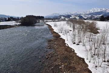 豪雪地域の雪溶け風景