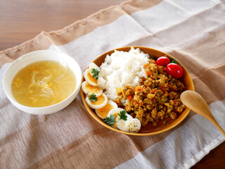 テーブルに置かれたドライカレーとスープのランチ