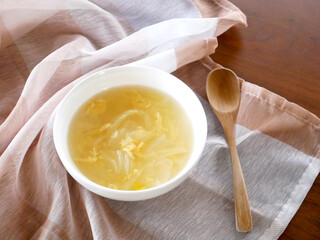 テーブルに置かれた白菜と卵のスープ