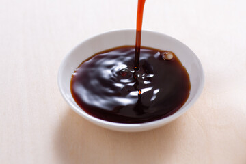 小皿に醤油を注ぐ