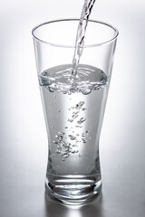 グラスに水を注ぐ