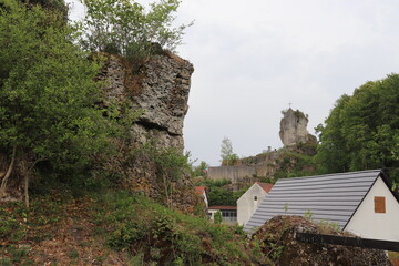 Blich auf Bärnfels Fränkische Schweiz Burg Burgruine auf Felsen und Dorf