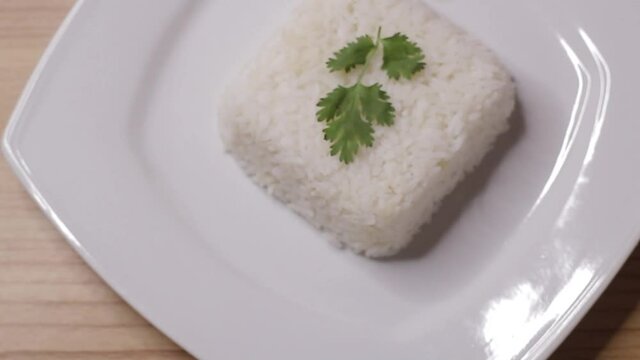 plato de arroz blanco decorado con hierba encima, comida saludable, cocina en casa