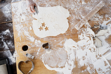 星型の型抜きでクッキーを作る子供の手