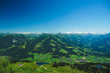 Panorama der Tiroler und Tauern Alpen an einem Sommertag in Österreich. Berge und Hügel vor wunderschönen Himmelblau