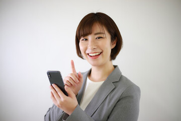 スマートフォンを操作する女性