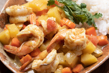 Stir-fried shrimp with curry powder and steamed rice. Thai food