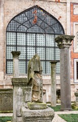 Obraz premium Preserved details of antique architecture exhibited in front of archaeological museum in Istanbul, Turkey