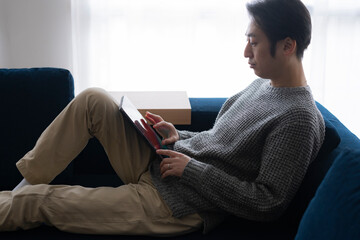 タブレットPCを見る日本人ミドル男性 © arc image gallery
