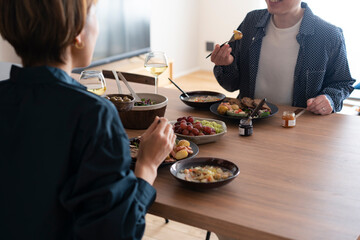 食事をする日本人ミドル夫婦