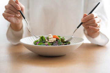 サラダを混ぜる