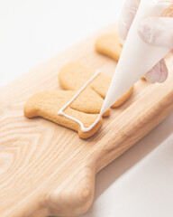 drawing with icing on gingerbread