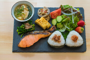 朝食イメージ　おにぎりと焼き鮭プレート