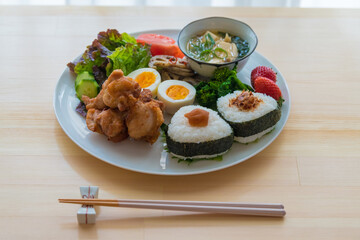 朝食イメージ　おにぎりと唐揚げプレート
