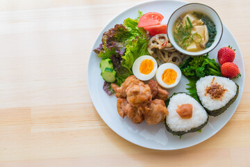 朝食イメージ　おにぎりと唐揚げプレート