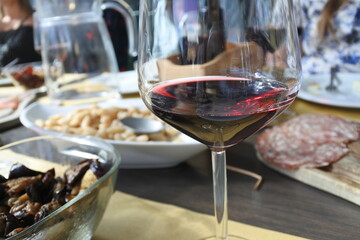ワインと食事風景