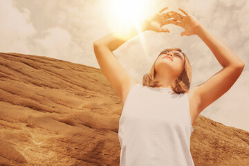 Picture of an Asian woman looking up And stand against the hot sun With a mood. of frustration...