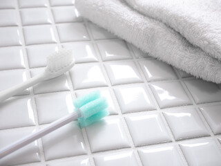 歯磨きをする。歯ブラシ・口腔ケアスポンジブラシ。