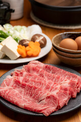 食卓に並ぶすき焼きの定番具材