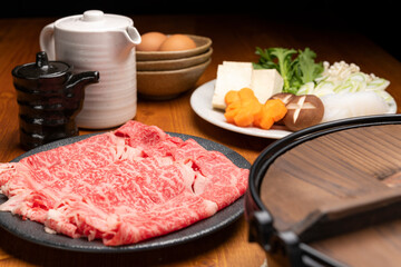 食卓に並ぶすき焼きの定番具材