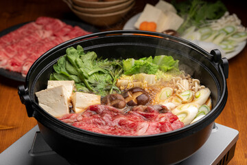 すき焼きを鉄鍋で調理する