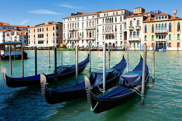 Fototapeta na wymiar Cityscape image of main Venetian canal Grand Canal with old architecture and gondolas