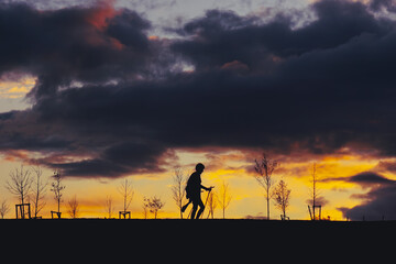 Fototapeta premium people silhouette and sunset in the mountain