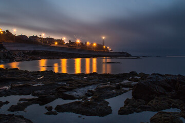 Amanecer con niebla en el mar.