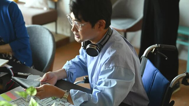 ミーティング中の車椅子の男性