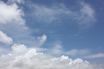 Flowing clouds on blue sky background, autumn sky - 流れる雲	
