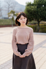 Fototapeta premium 公園の女性
