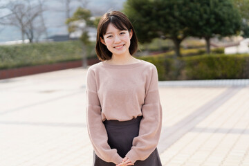 Fototapeta premium 公園の女性