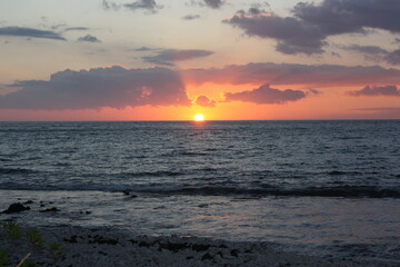 Fototapeta premium Sunset view at Waikoloa Beach in in Big island, Hawaii, USA - ワイコロアビーチ 夕日 ハワイ島 アメリカ合衆国