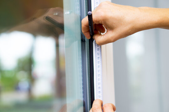 Fenster vermessen für Fensterbeschriftung mit Milchglasfolie / Werbetechnik
