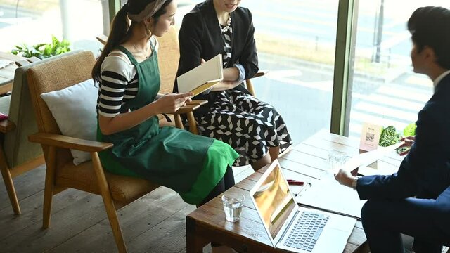 不動産融資の営業を聞く女性経営者