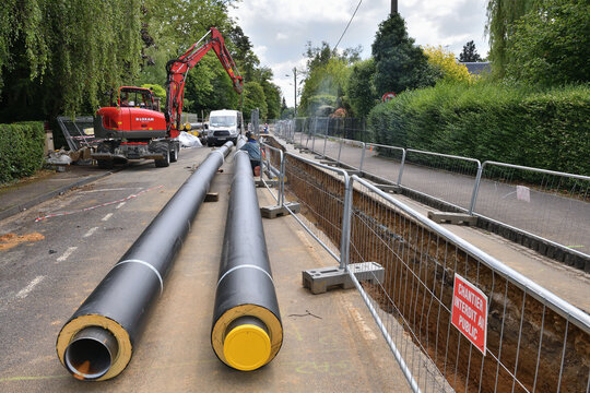 Travaux chauffage urbain. Extension d'un r&eacute;seau de chaleur. Pose canalisations