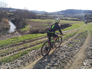 Donna ama viaggiare in bicicletta in fuoristrada per le campagne della toscana